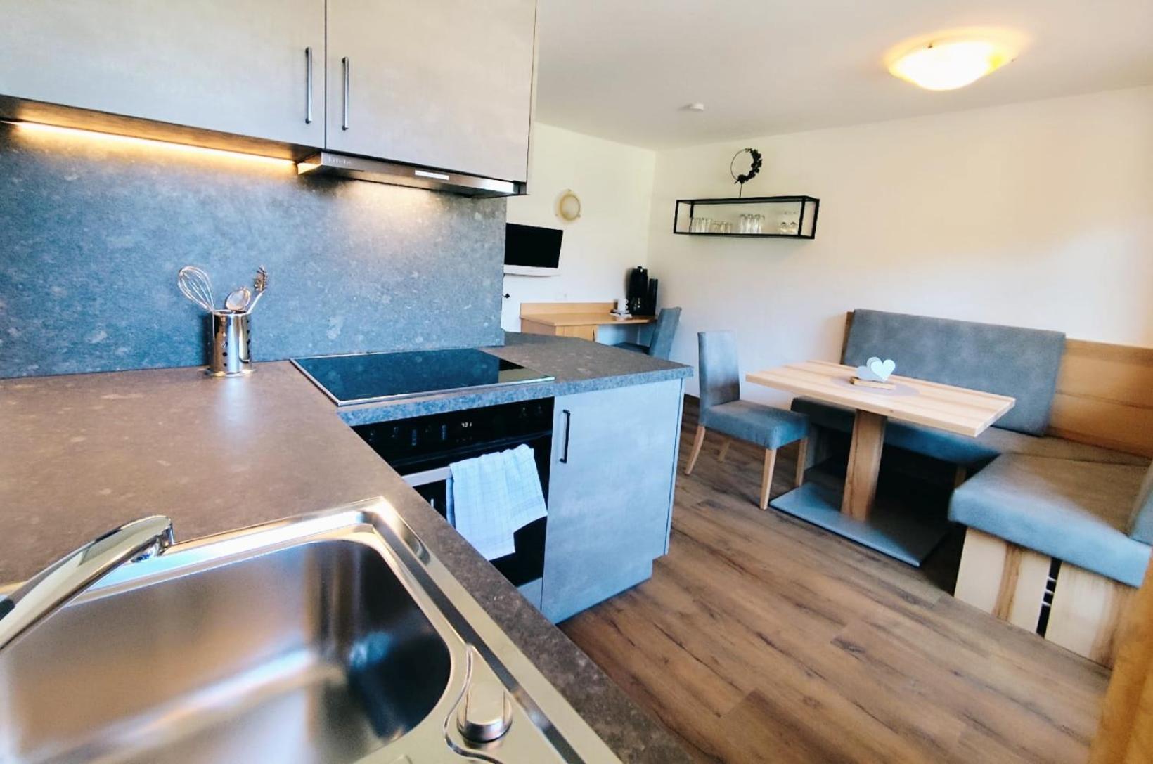 Zeitlos Apartments แกร์ลอส ภายนอก รูปภาพ